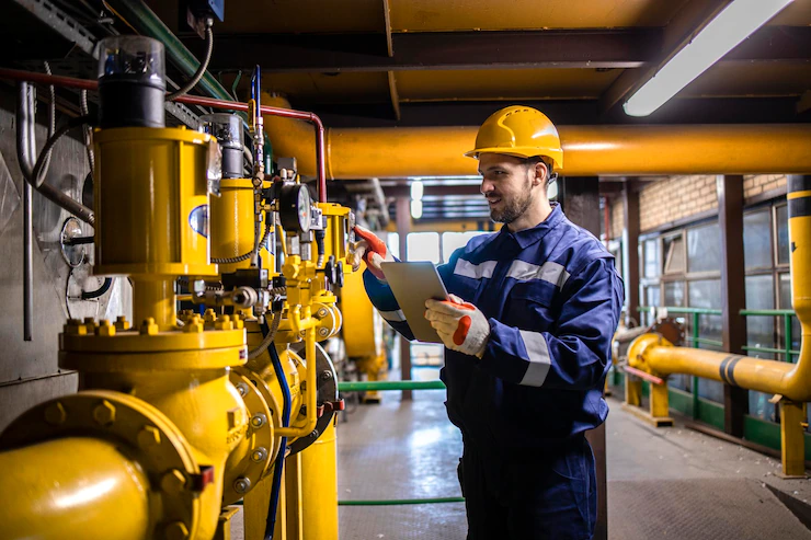 image Instalação de gás - Pai e filha em frente ao forno a gás retirando um bolo redondo